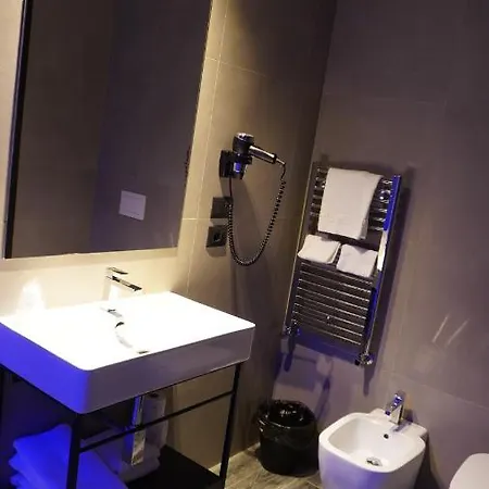 2leonimhotel