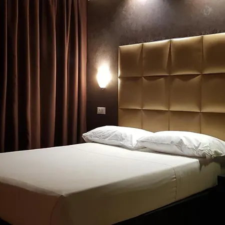 Hotel Leoni & Private 3*