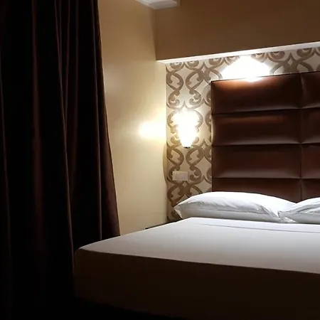 Hotel Leoni & Private 3*