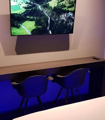 Leoni & Private Hotell 3*